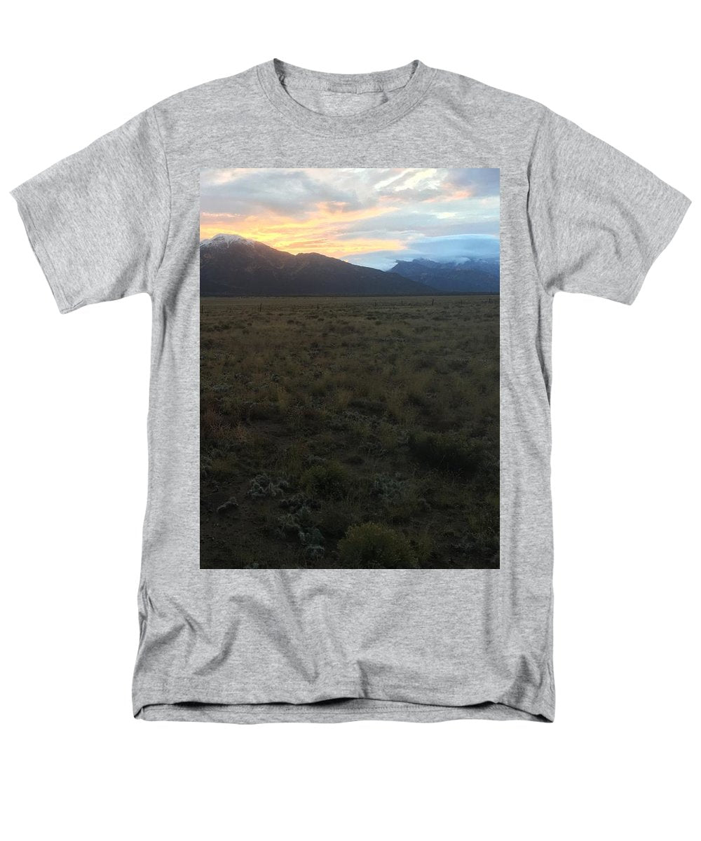 Snowy Morning Mists Crestone - Men's T-Shirt (Regular Fit)