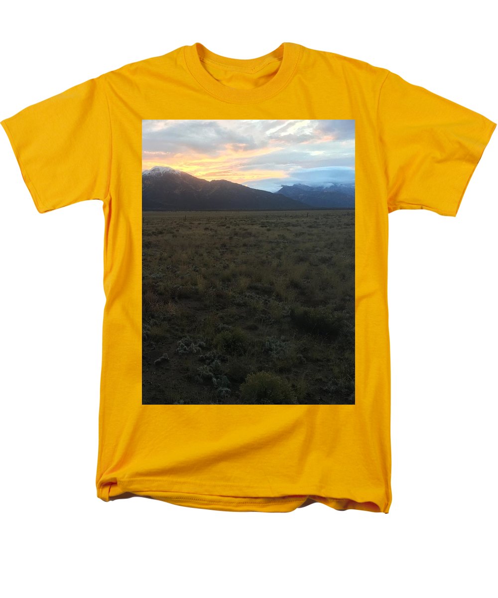 Snowy Morning Mists Crestone - Men's T-Shirt (Regular Fit)