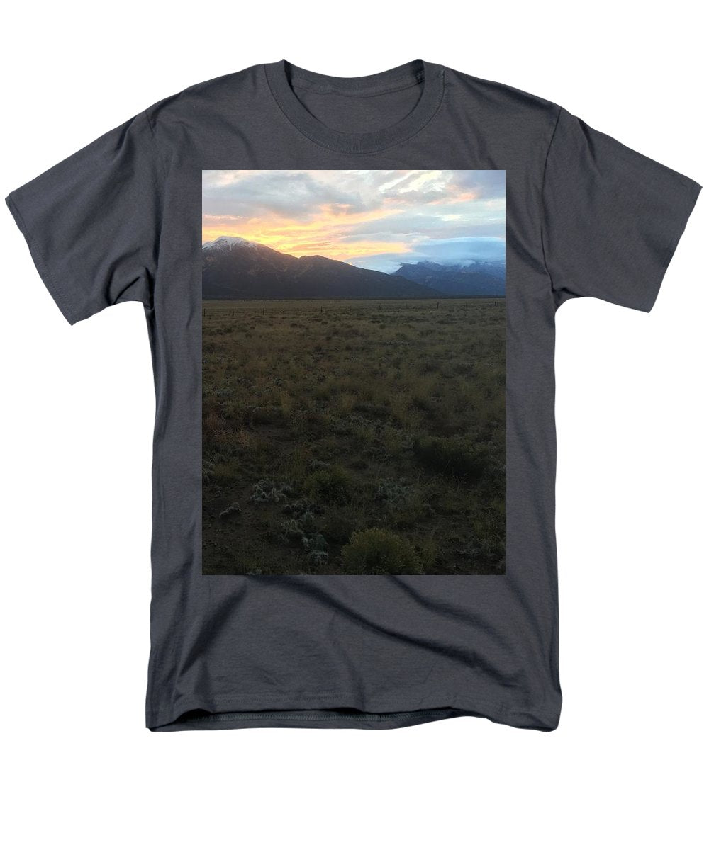 Snowy Morning Mists Crestone - Men's T-Shirt (Regular Fit)