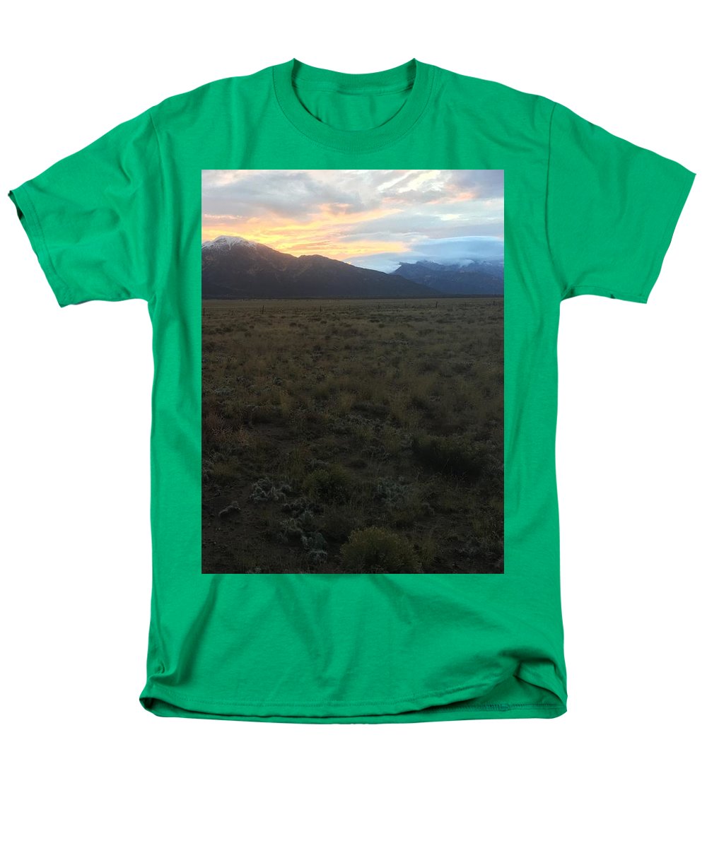 Snowy Morning Mists Crestone - Men's T-Shirt (Regular Fit)