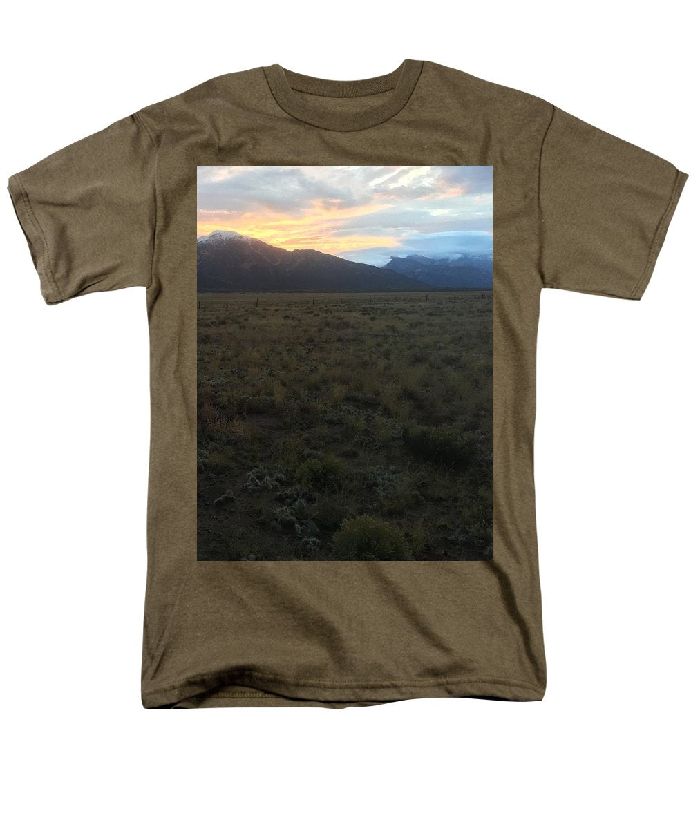 Snowy Morning Mists Crestone - Men's T-Shirt (Regular Fit)