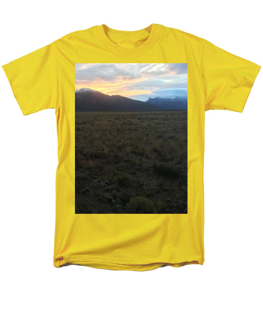 Snowy Morning Mists Crestone - Men's T-Shirt (Regular Fit)