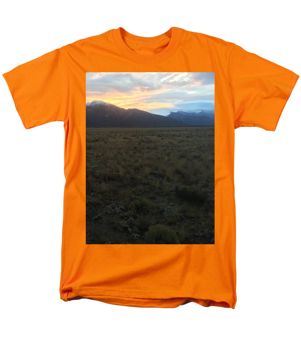 Snowy Morning Mists Crestone - Men's T-Shirt (Regular Fit)
