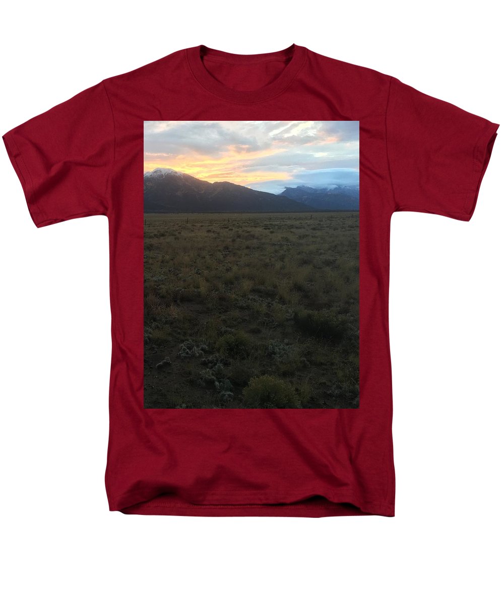 Snowy Morning Mists Crestone - Men's T-Shirt (Regular Fit)